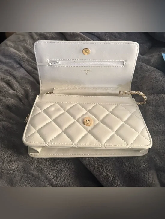 White Quilted Crossbody with Gold Chain - Picture 2 of 6